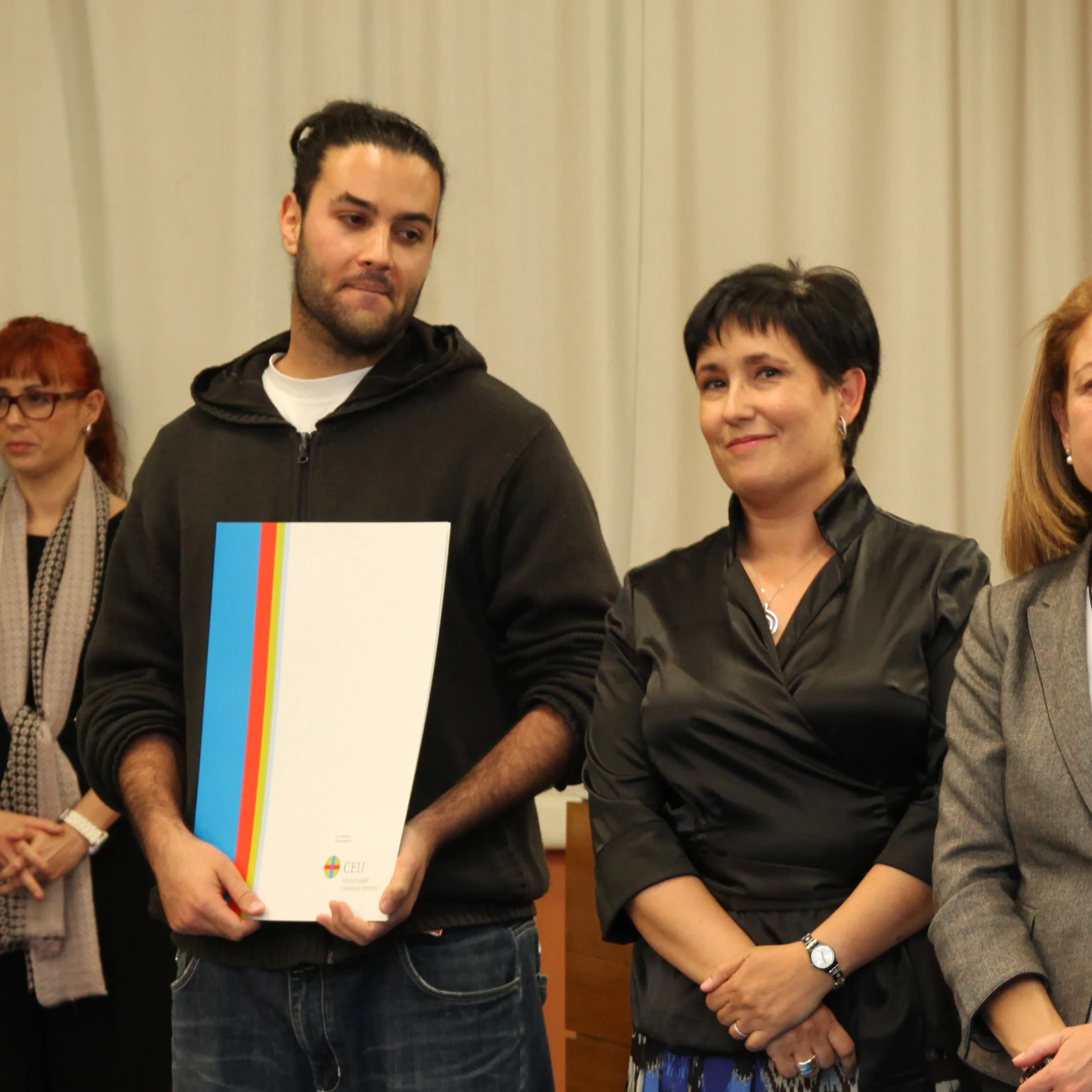 Luis Adriano Martínez Naval recibiendo un diploma como alumno destacado en la Universidad CEU Cardenal Herrera